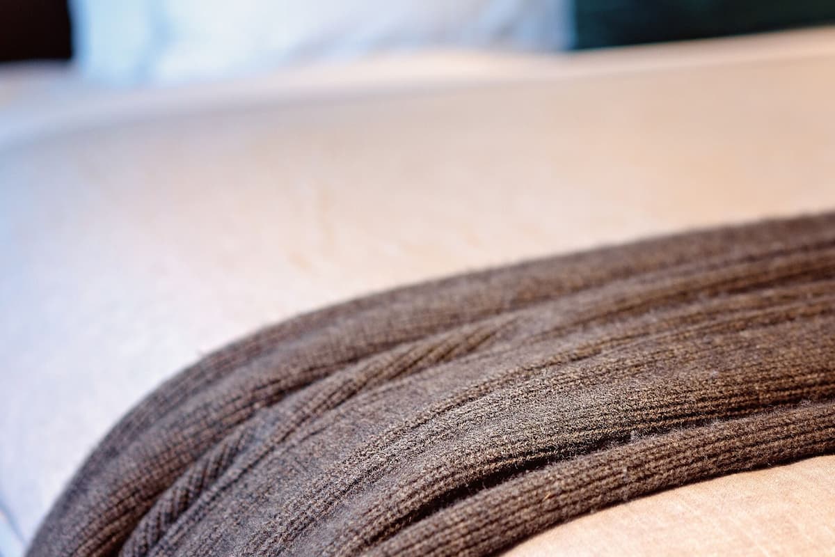 1 quarto, escrivaninha, espaço de trabalho para notebook