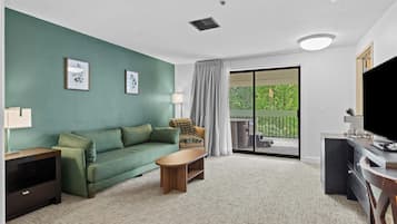 Suite, 1 slaapkamer, uitzicht op de binnenplaats | Woonruimte | Een 55-inch ledtelevisie met kabelzenders