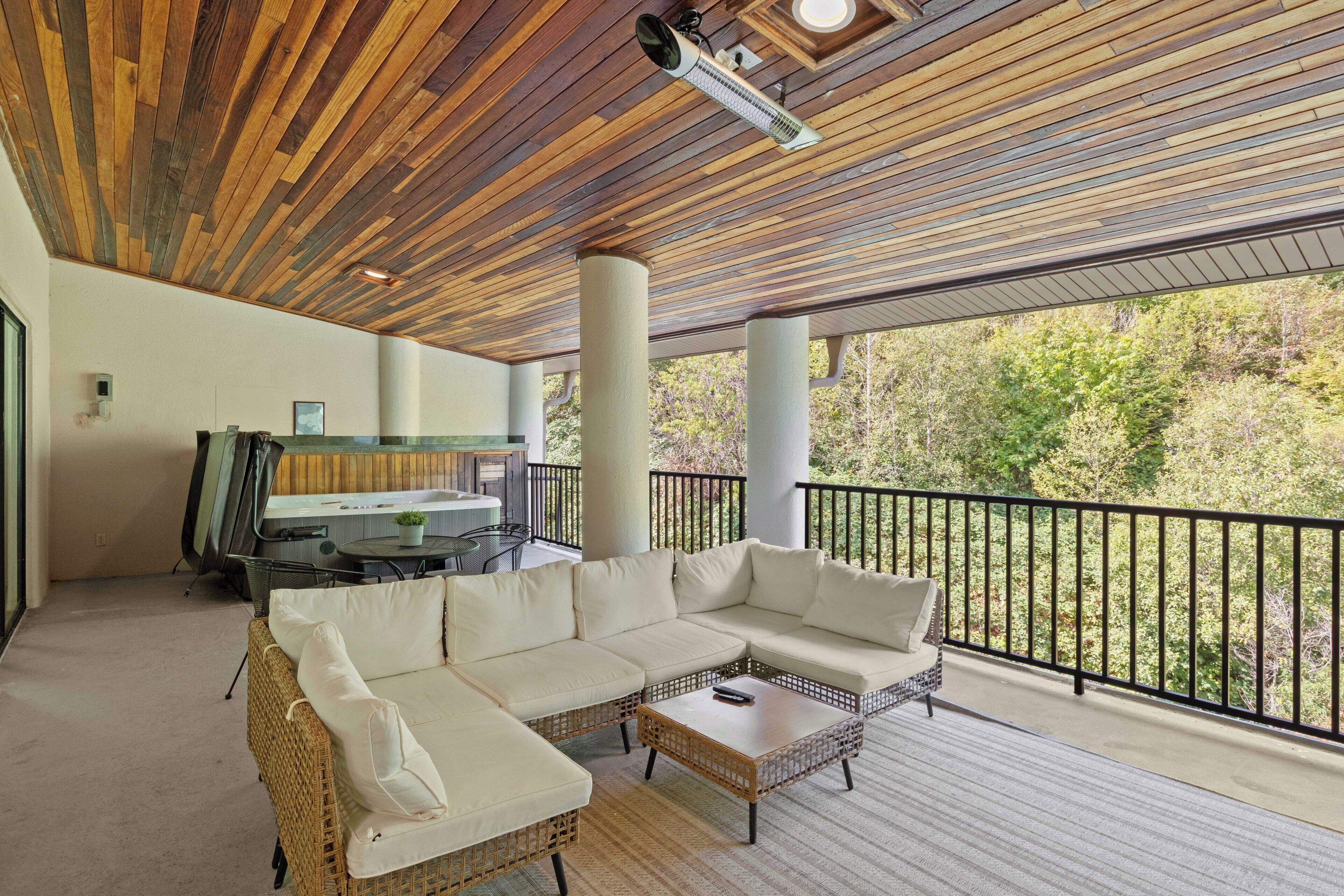 Two bedroom Mineral Hot Tub Suite Forest View | Balcony