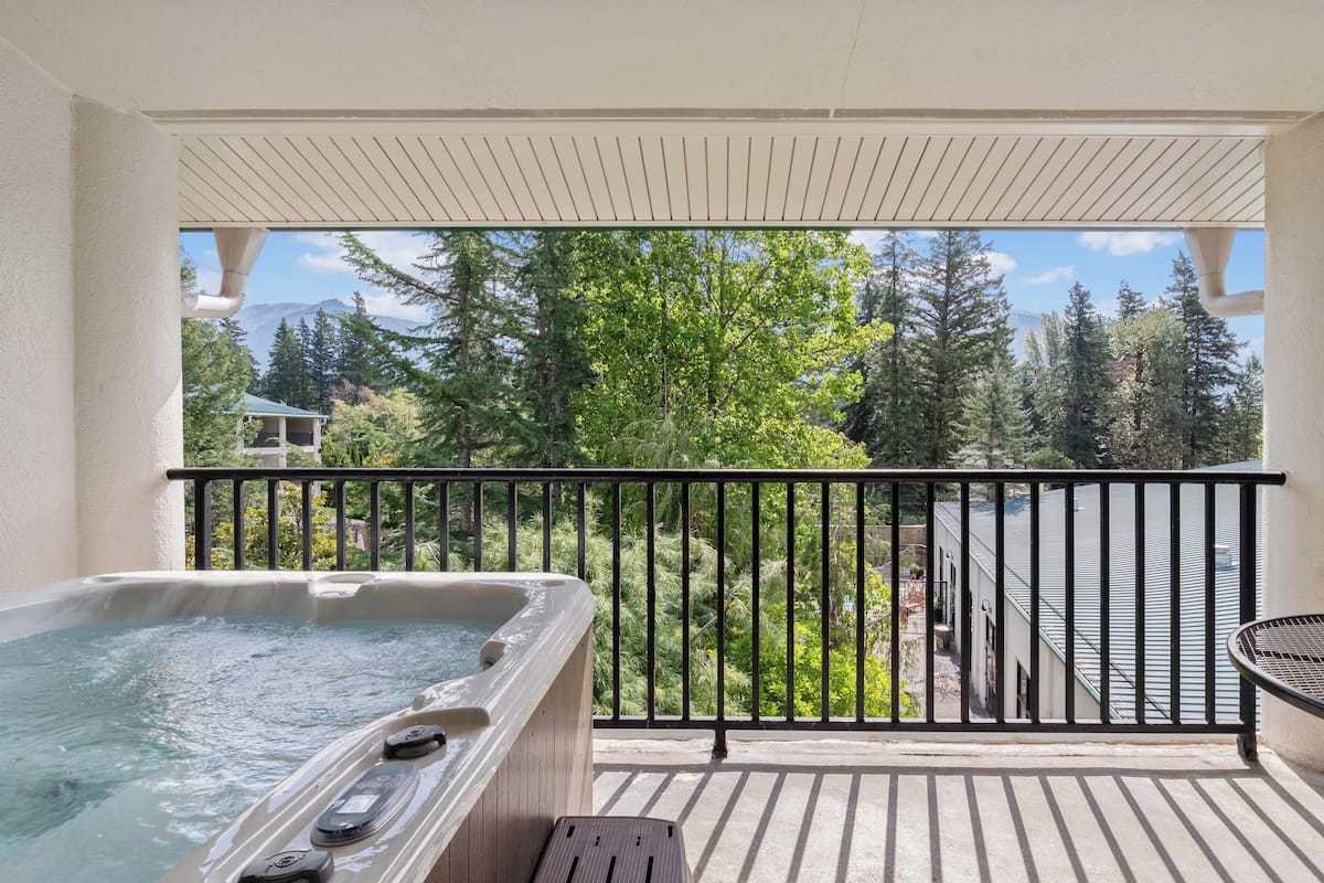 Suite, 1 chambre, vue cour intérieure | Bain à remous privé