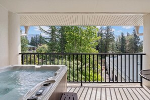 Suite, 1 chambre, vue cour intérieure | Bain à remous privé