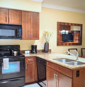 Réfrigérateur, micro-ondes, plaque de cuisson, lave-vaisselle