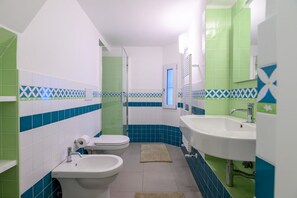 Dusj, hårføner, bidé og håndklær