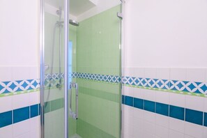Douche, sèche-cheveux, bidet, serviettes fournies