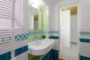 Regadera, secadora de cabello, bidet, toallas 