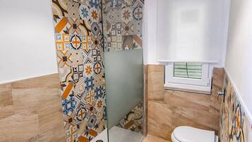 Dusche, Haartrockner, Bidet, Handtücher