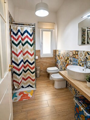 Dusche, Haartrockner, Bidet, Handtücher