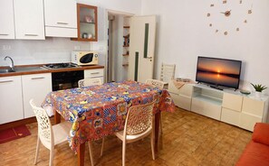 Fridge, microwave, oven, stovetop - Western Sun - In Marsala center - 3 Rooms (Marsala)