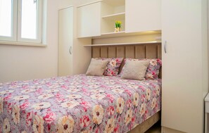 3 bedrooms, iron/ironing board, travel crib, free WiFi - 3 bedroom amazing home in Vinovac (Vinovac)