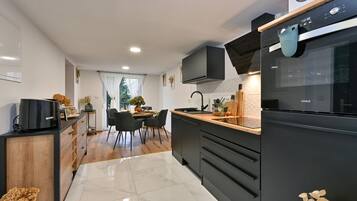 Fridge, oven, dishwasher, coffee/tea maker