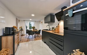 Fridge, oven, dishwasher, coffee/tea maker