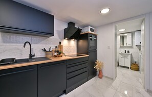 Fridge, oven, dishwasher, coffee/tea maker