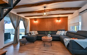 Smart-TV, fotballspill og bordtennis