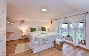 3 bedrooms, travel cot, free WiFi, bed sheets