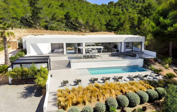 A heated pool - Cozy home in Sant Josep de Sa Talai (Sant Josep de Sa Talai)