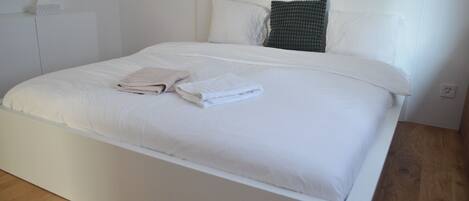 Camera Superior, vista giardino | Ferro/asse da stiro, Wi-Fi gratuito, lenzuola