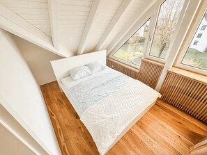 Familjerum - utsikt mot trädgården | Strykjärn/strykbräda, gratis wi-fi och sängkläder