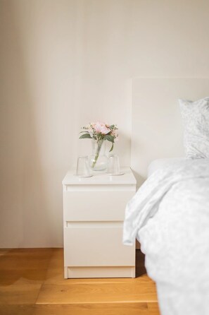 Tabla de planchar con plancha, wifi gratis y ropa de cama