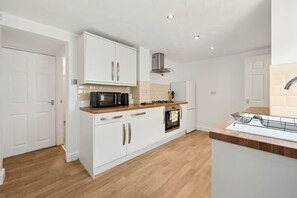 雪櫃、微波爐、焗爐、爐具