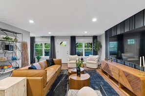 Smart-TV, Kamin, Tischtennisplatte, Bücher