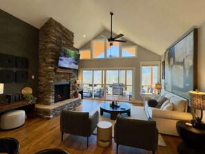 Smart-TV, Kamin, Arbeitsbereiche