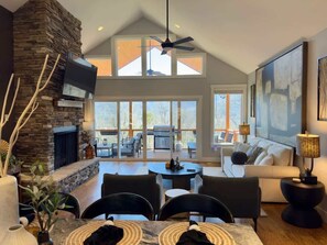 Smart-TV, Kamin, Arbeitsbereiche