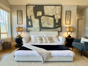 4 dormitorios, escritorio, tabla de planchar con plancha y cuna de viaje