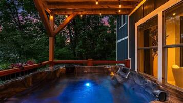 Banyera d'hidromassatge a l'aire lliure