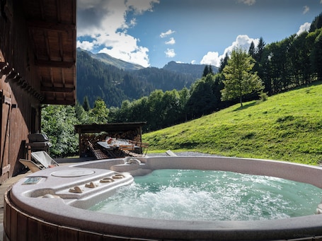 Idromassaggio all'aperto. Chalet Les Pellys - superb alpine views and spa - OVO Network