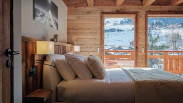 5 bedrooms, iron/ironing board, WiFi, bed sheets