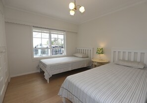 4 bedrooms, iron/ironing board, WiFi, bed sheets
