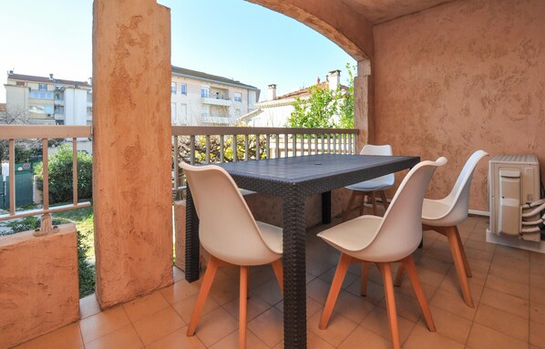 Outdoor dining - Pet friendly apartment in Fréjus with WiFi (Fréjus)