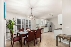 Dining - Spacious 4-bedroom house in amazing Phoenix with fitness room, WiFi (Phoenix)