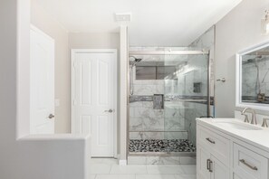 Bruser, hårtørrer, håndklæder, Sæbe