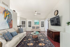 Smart TV - Spacious 4-bedroom house in amazing Phoenix with fitness room, WiFi (Phoenix)