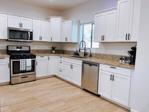 Fridge, microwave, oven, stovetop - New build! Pool | 3bd | 2ba | Sleeps 7 | Views (Fort Mohave)