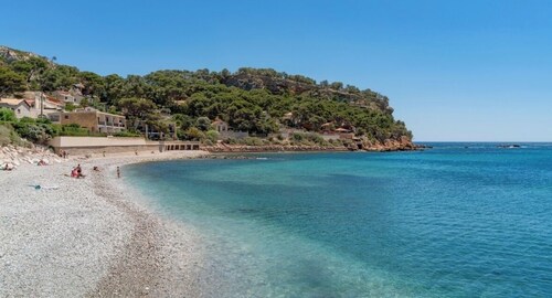 Villa with pool 200 m from the beach