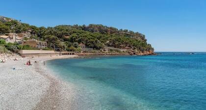 Villa with pool 200 m from the beach