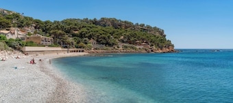 Villa with pool 200 m from the beach