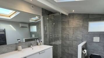 Een douche, een haardroger, handdoeken, zeep