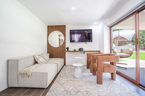 Deluxe House, Garden View | Living area