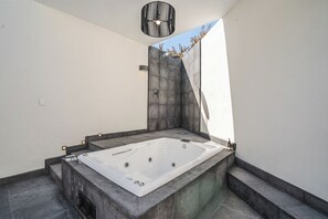 Casa Deluxe, vista al jardín | Tina de hidromasaje privada