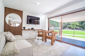 Casa Deluxe, vista al jardín | Área de sala de estar | Televisión 