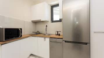 Apartemen Superior, pemandangan laut terbatas | Dapur kecil pribadi | Lemari es kecil, kompor, dan peralatan masak/sendok-piring