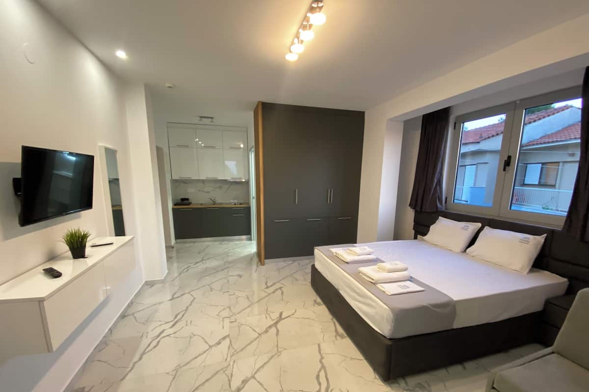 Classic Studio, City View | In-room safe, laptop workspace, WiFi (free)