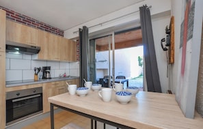 Kühlschrank, Mikrowelle, Ofen, Herdplatte