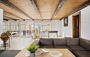 Een open haard, tafelvoetbal en een tafeltennistafel