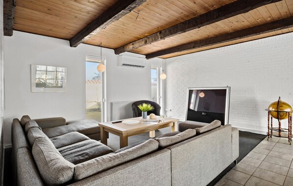 Fireplace, table football, ping pong - 5 bedroom nice home in Blokhus (Blokhus)