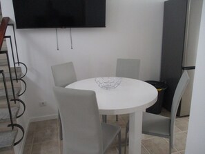 Dining - Paradise: A Peaceful, Comfortable Retreat (camara de lobos)