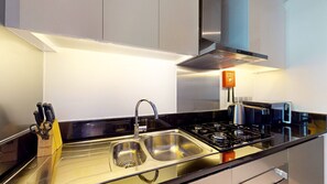 Jääkaappi, mikroaaltouuni, kahvin-/teenkeitin, leivänpaahdin